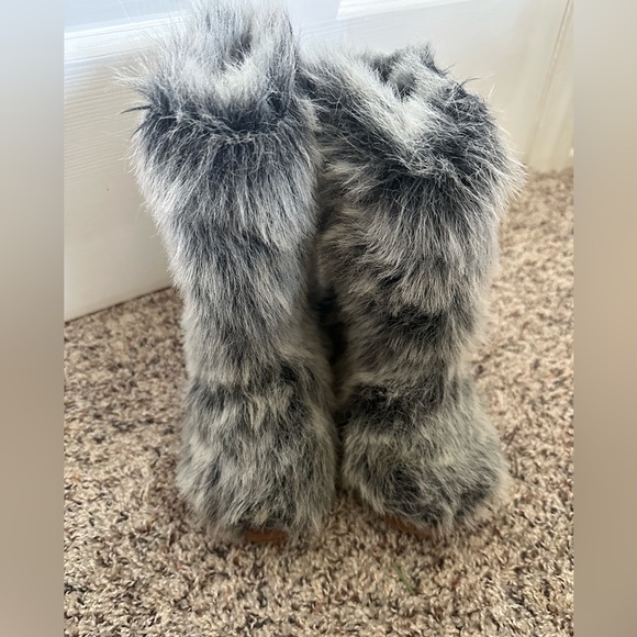 Fuzzy boots - Picture 1 of 2